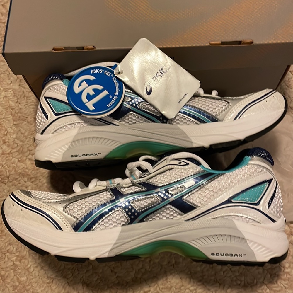 NWT women ASICS Gel athletic shoe (PRICE FIRM)